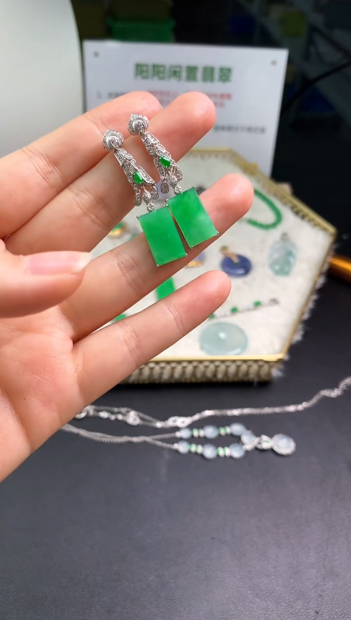 【闪购商品】翡翠吊坠(不含链)18K金镶嵌翡翠耳饰|