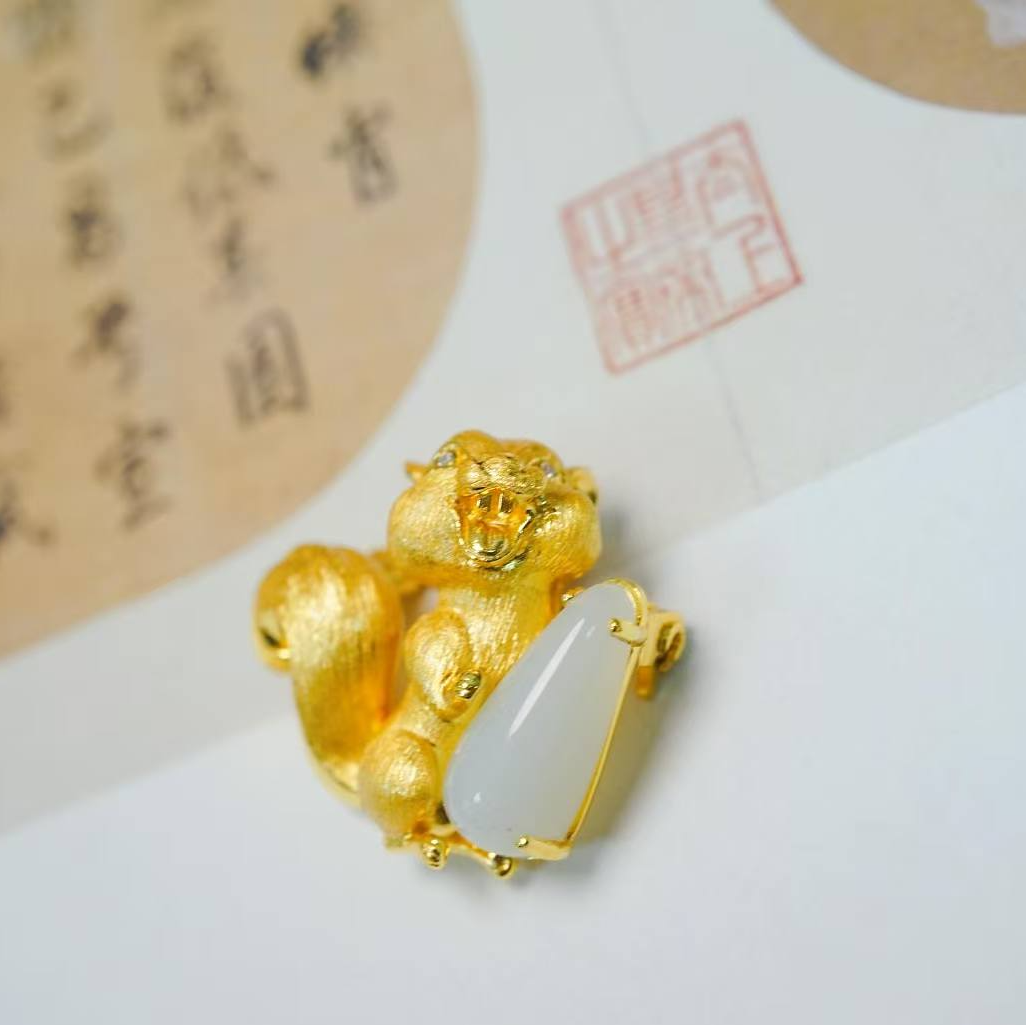 甘澜文创 S925银镀金镶和田玉松鼠抱坚果吊坠XZ3525