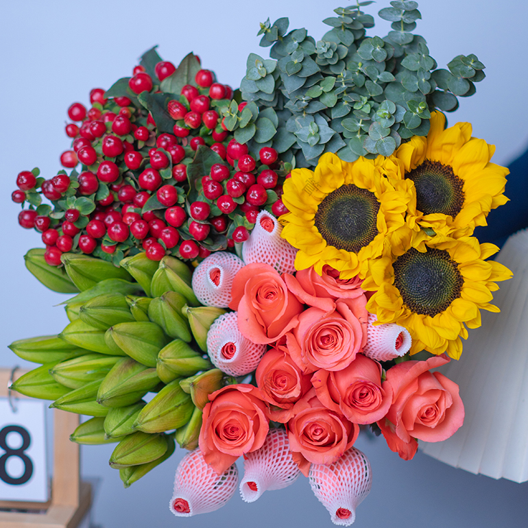 【源头优选】粉玫瑰5枝+百合5朵+红豆1扎+向日葵2枝+配草 云南直发