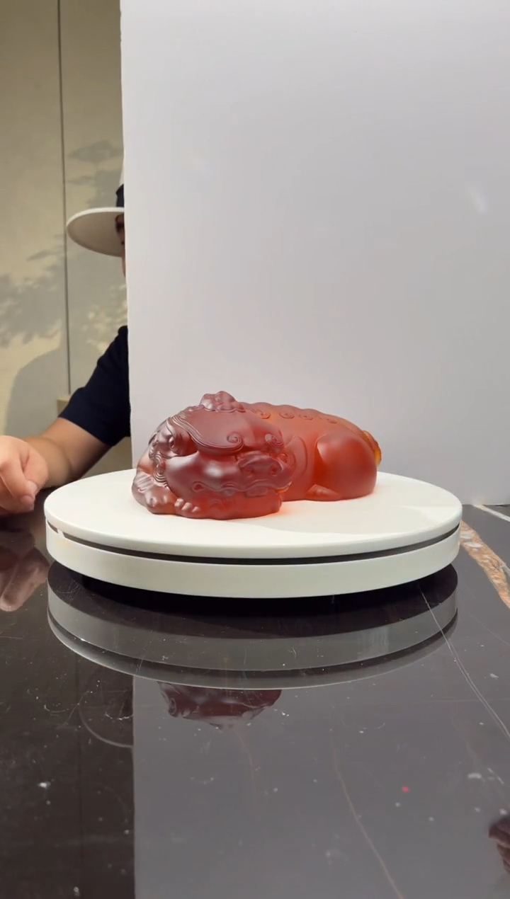 摆件璨石美学蜜蜡卧福貔貅艺术琉璃摆件+300*200黑水晶底座