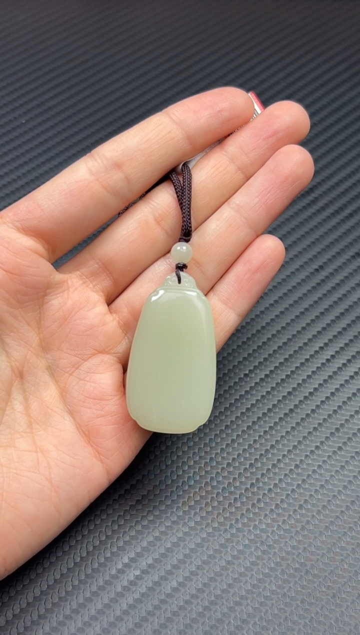 和田玉未镶嵌吊坠(赠链)且末微色差迪克兰一细m