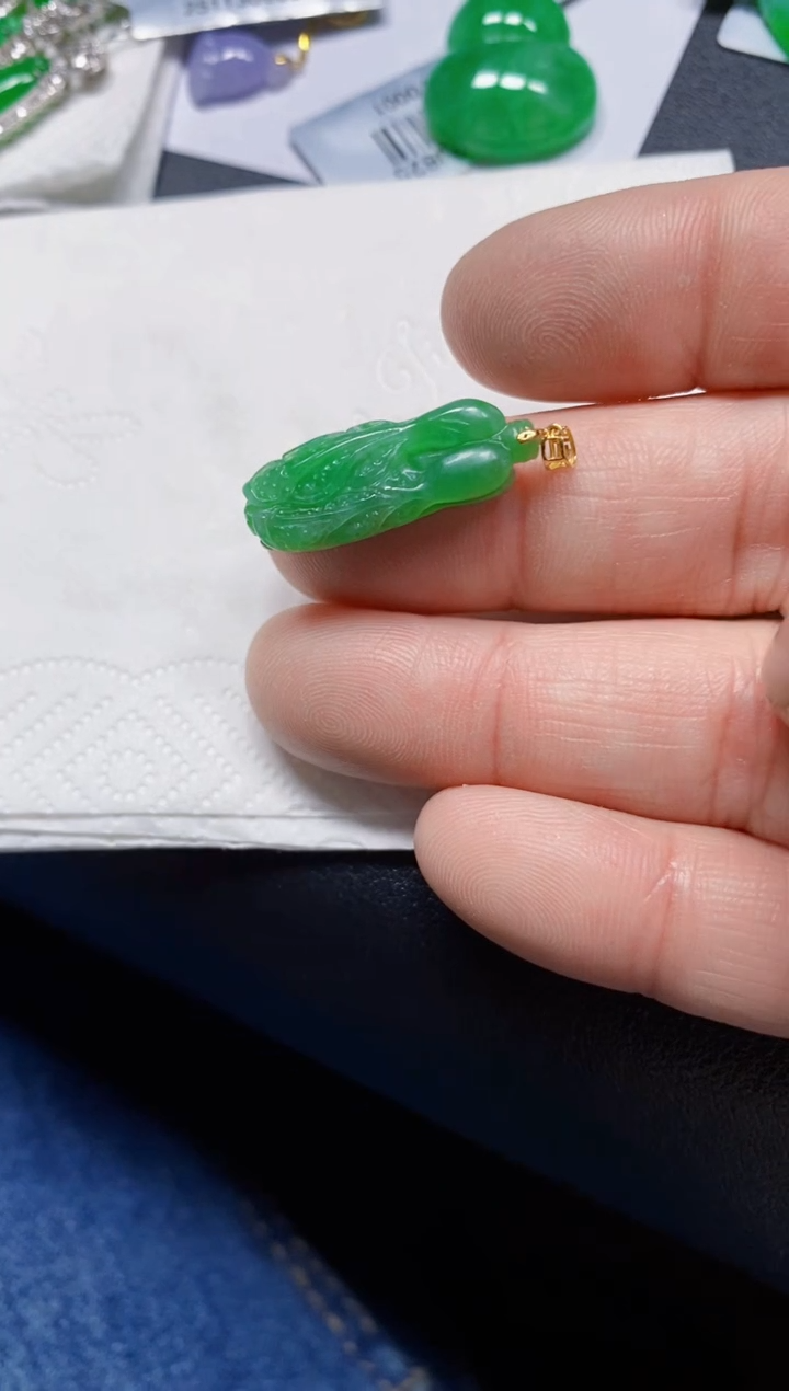 颈饰18K金镶嵌翡翠白菜