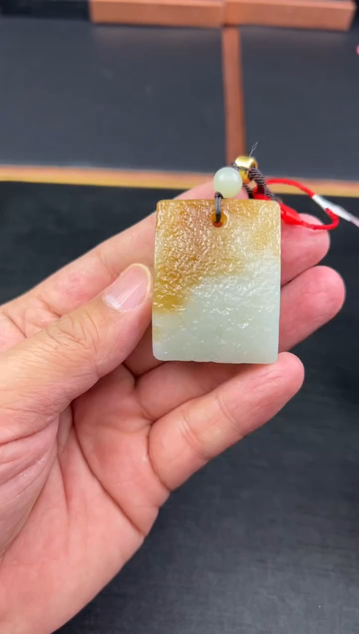 【闪购商品】和田玉吊坠(赠链)未镶嵌且末金山微色差