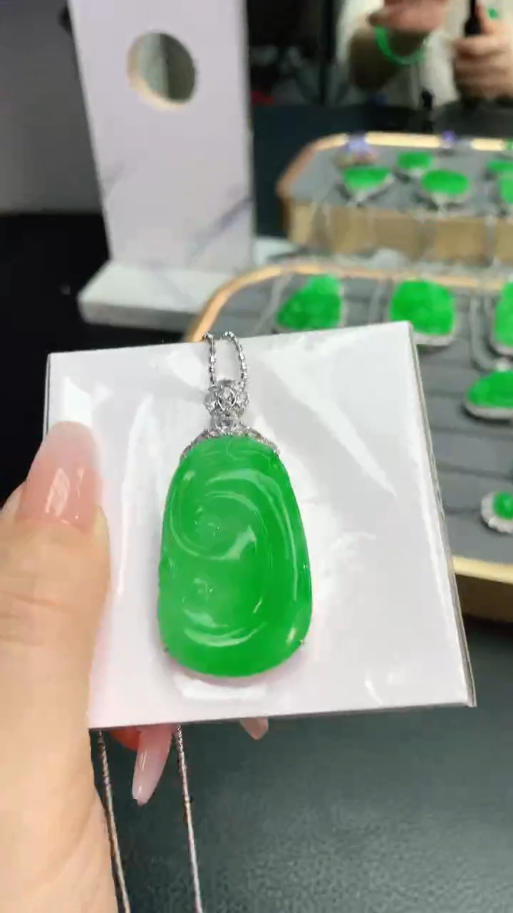 【闪购商品】翡翠颈饰18K金镶嵌赠礼盒证书 