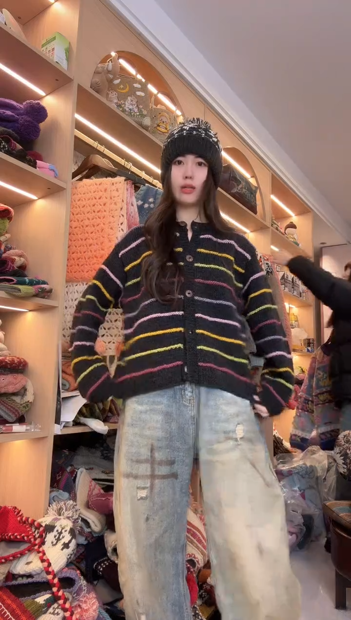 羊毛深灰条纹毛衣 