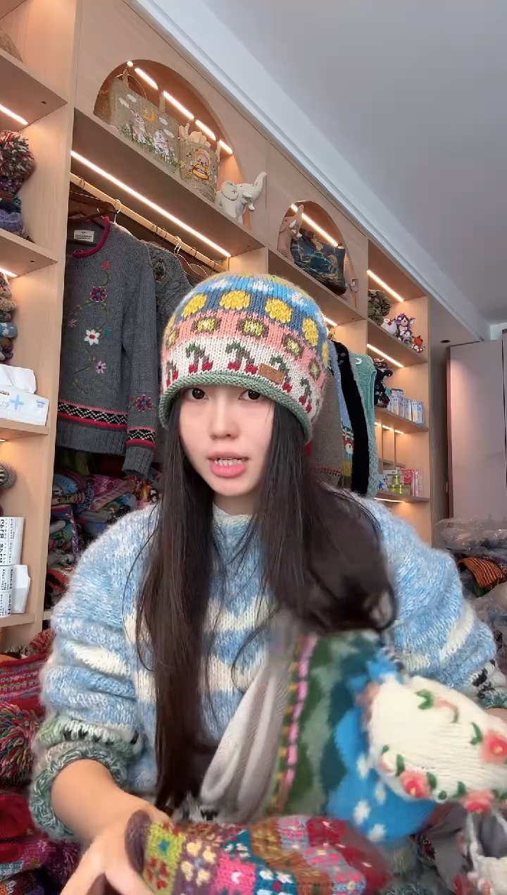 羊毛樱桃卷边帽 