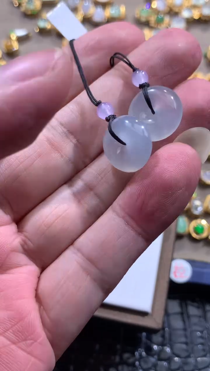 颈饰未镶嵌翡翠为**乖翡翠