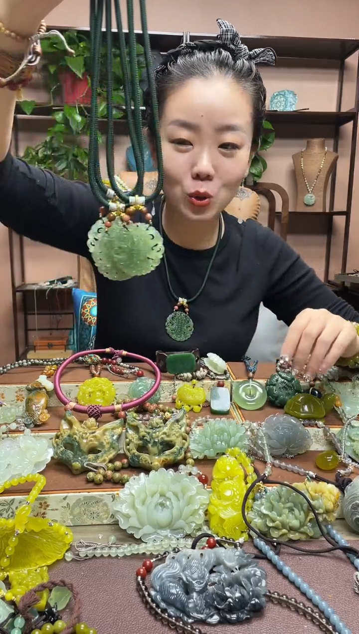 未镶嵌岫玉吊坠多样性发货发其中之一