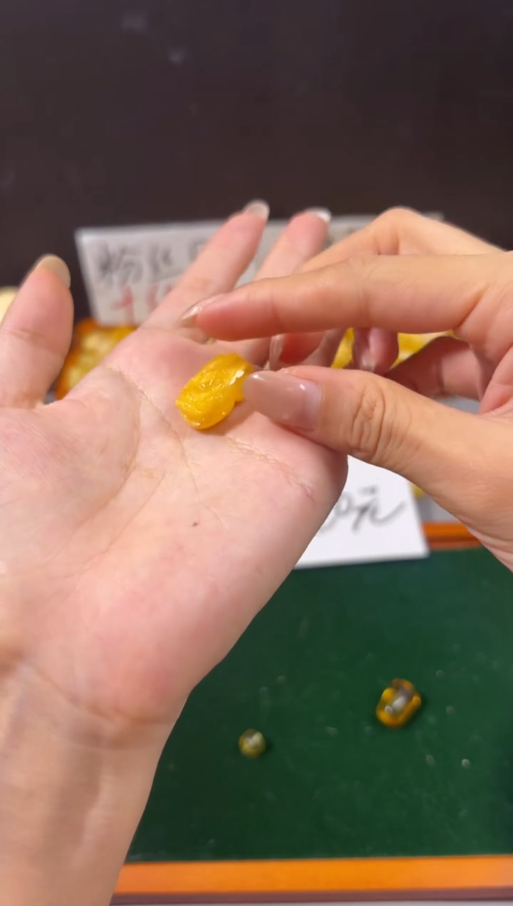 手串蜜蜡未镶嵌鸡油黄貔貅