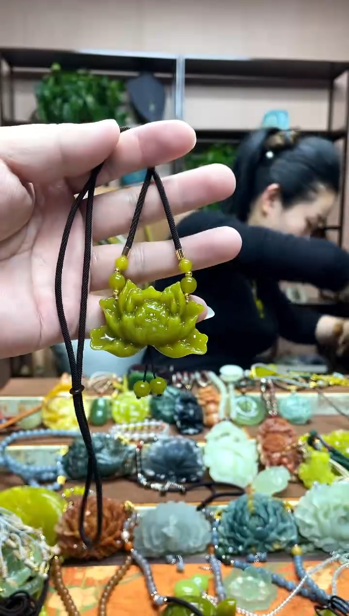 未镶嵌岫玉吊坠多样性发货发其中之一