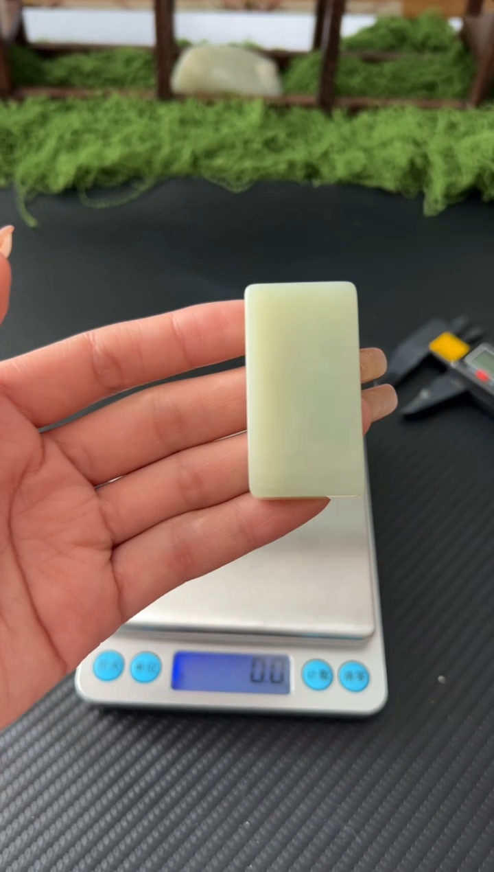 吊坠(赠链)未镶嵌和田玉且末微色差迪克兰二细吊坠