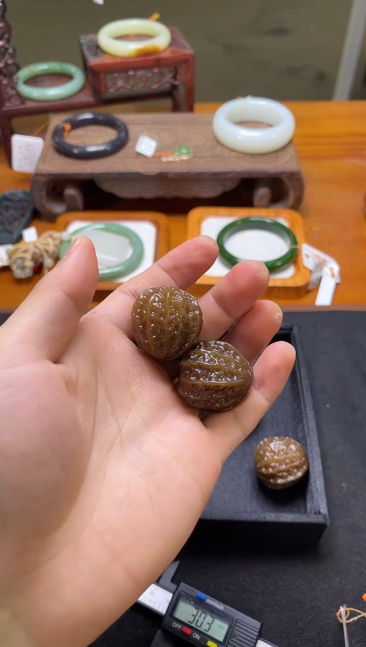 未镶嵌和田玉把件且末金山糖 核桃一对 2