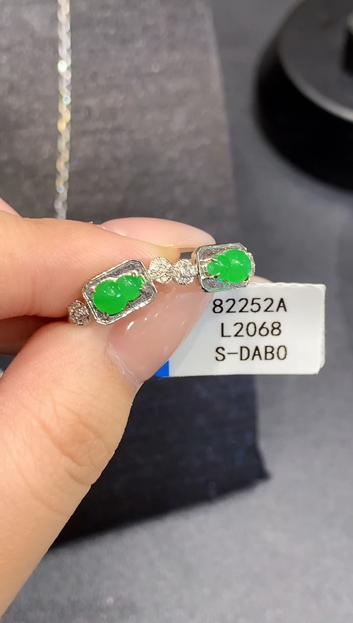 18K金镶嵌翡翠耳饰L2068多样性发其一