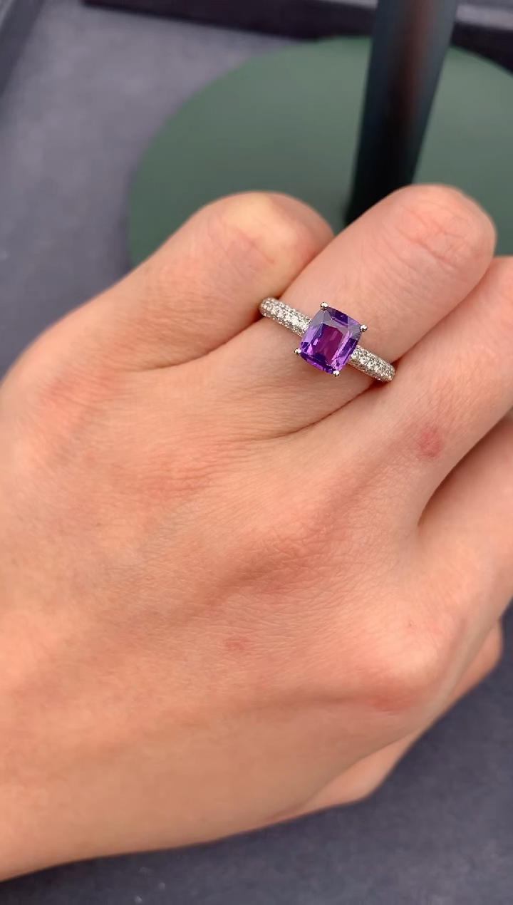 【闪购商品】彩色蓝宝石戒指18K金镶嵌1.5ct紫蓝宝戒指