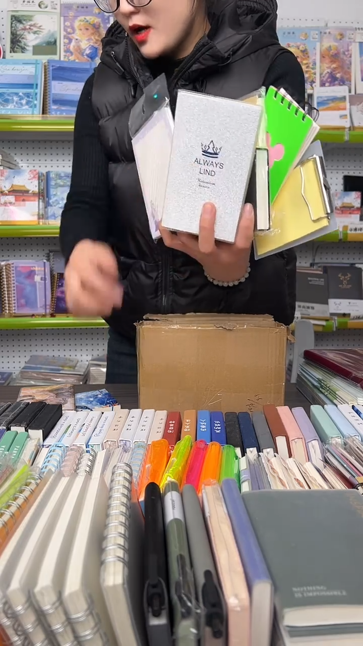 整点福利-本册集装箱10件套【随机封面】