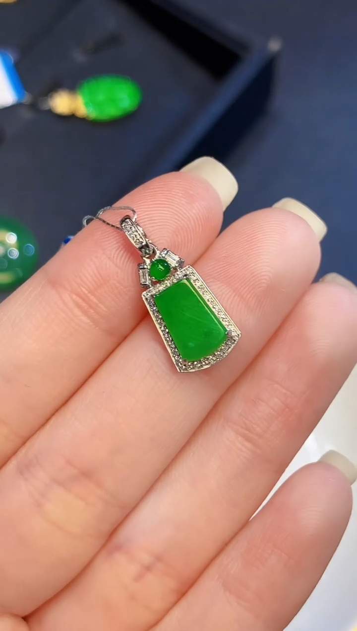 吊坠(不含链)18K金镶嵌翡翠L1075多样性发其一