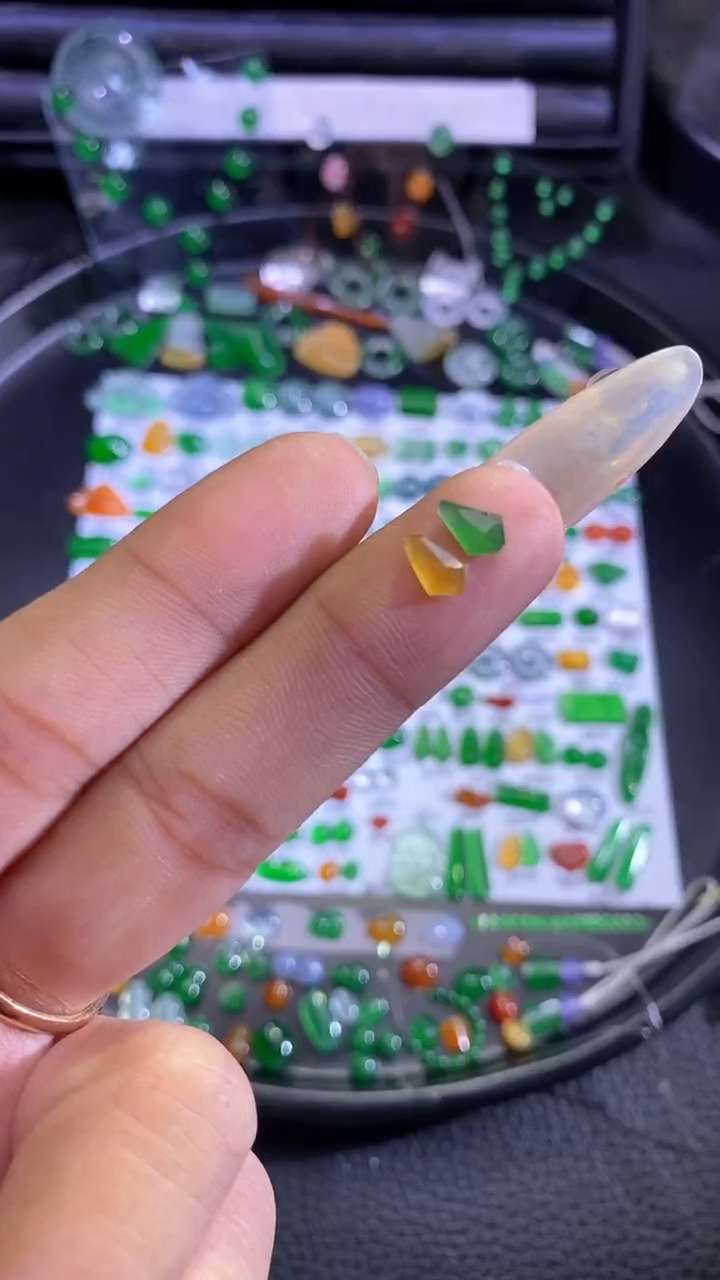 未镶嵌挂件翡翠切割