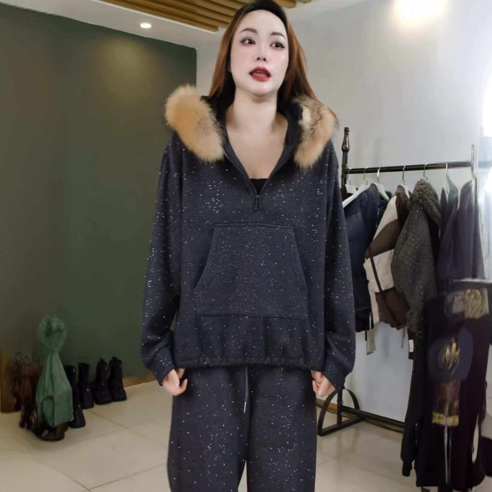 【合肥欢欢】“银河系”秋冬休闲百搭烫钻毛领连帽毛呢卫衣女潮25786