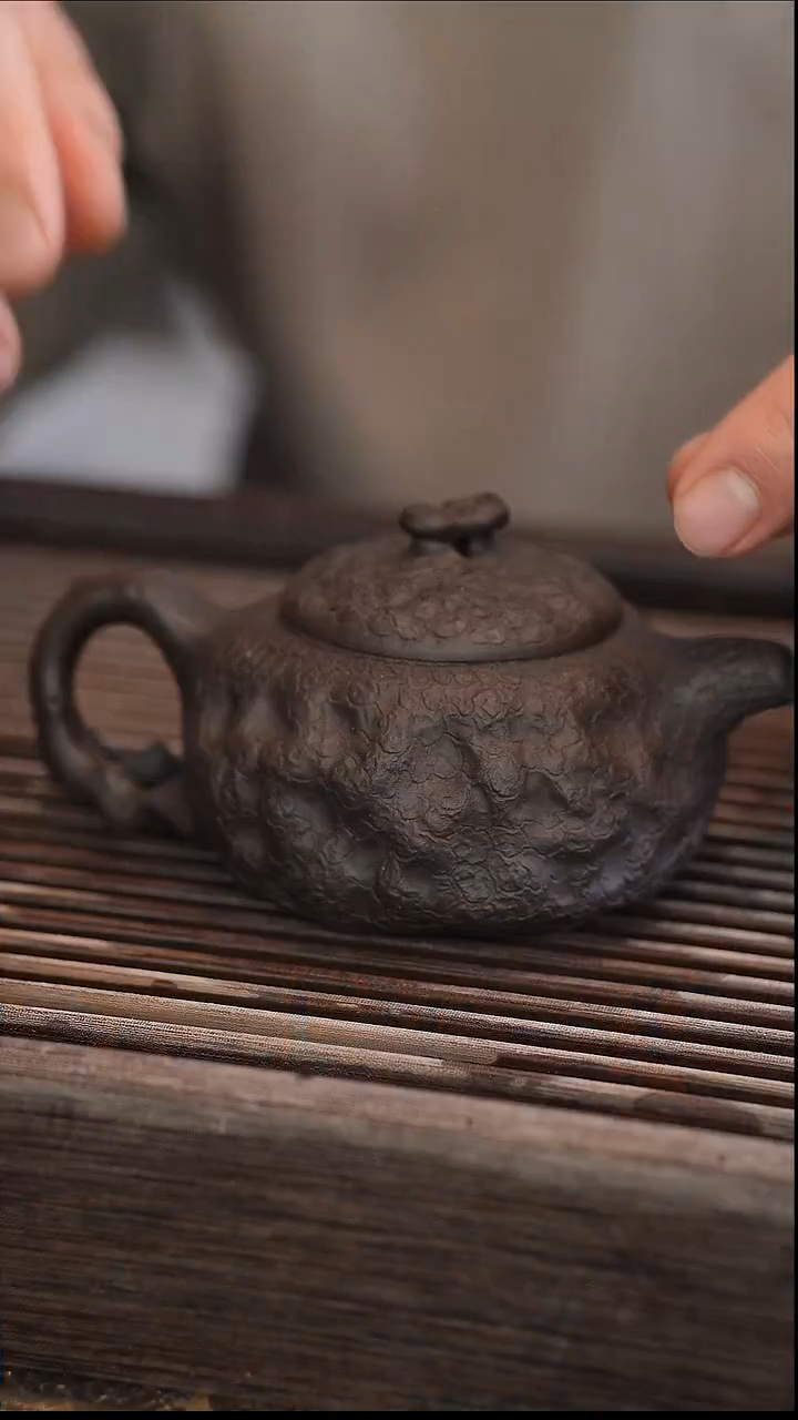 茶壶紫砂供春 黑金砂 170cc