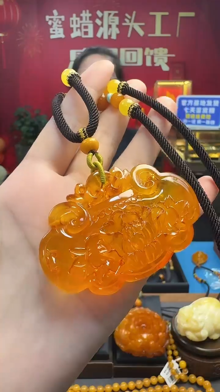 琥珀吊坠(赠链)未镶嵌蜜蜡雕刻件