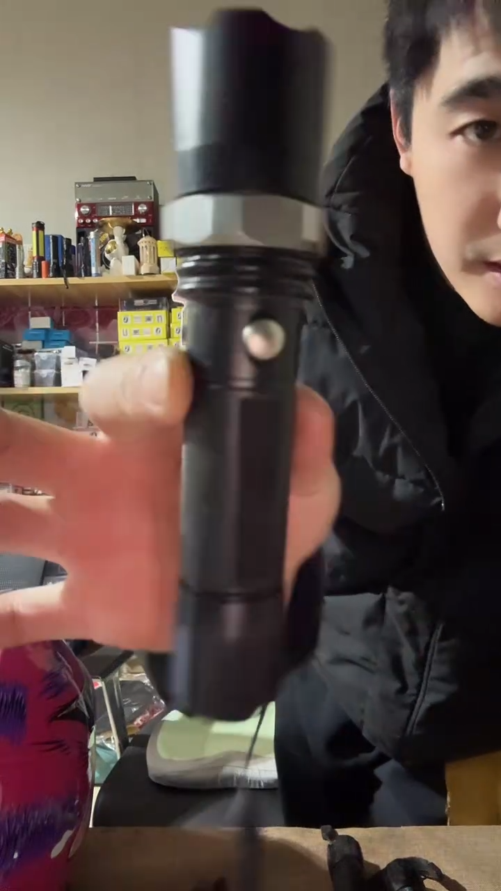 合金调焦手电无电池