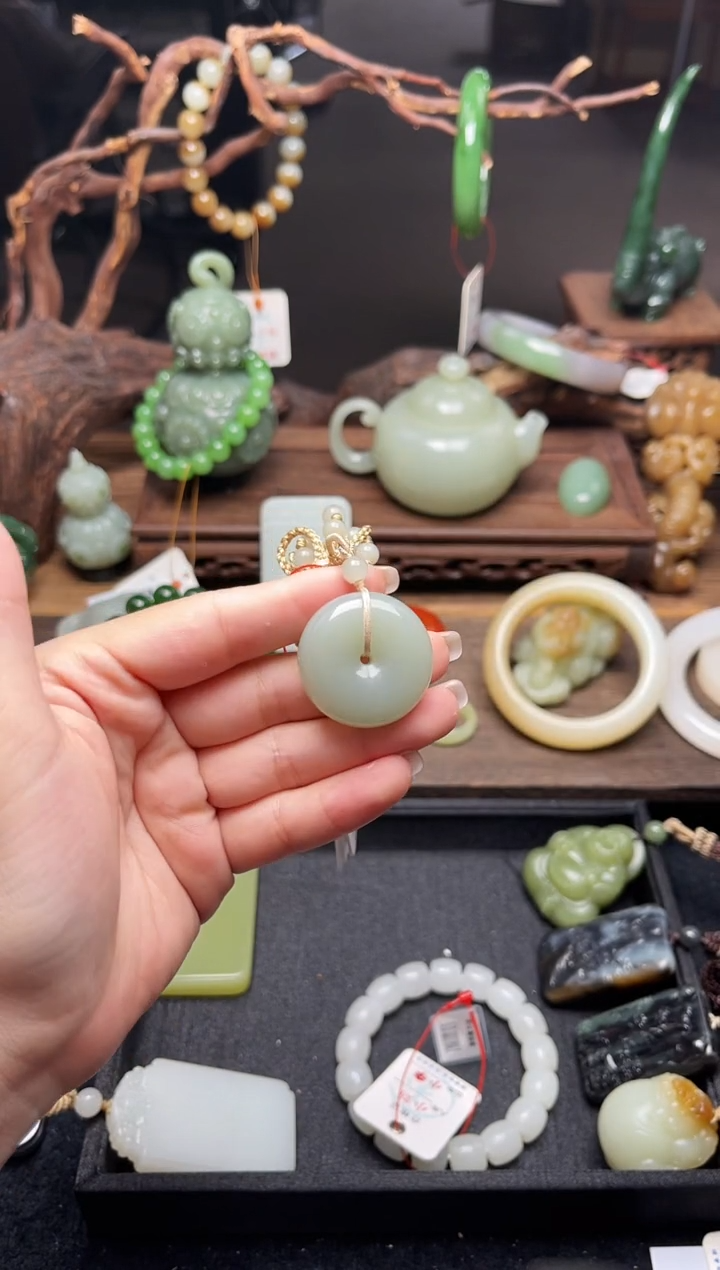 和田玉未镶嵌吊坠(赠链)且末青白 平安扣821328