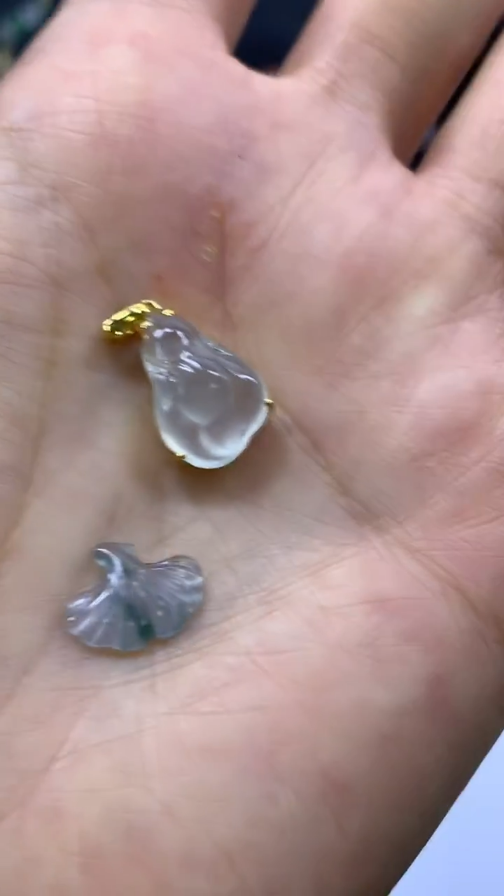 颈饰18K金镶嵌翡翠果*甜小白菜