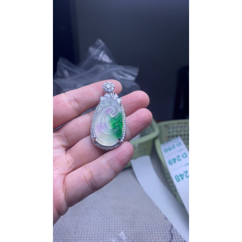 247  冰紫绿镶嵌如意吊坠