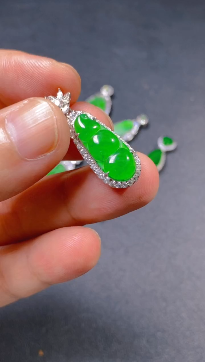 翡翠未镶嵌颈饰            