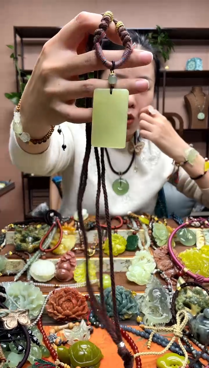 未镶嵌岫玉颈饰·