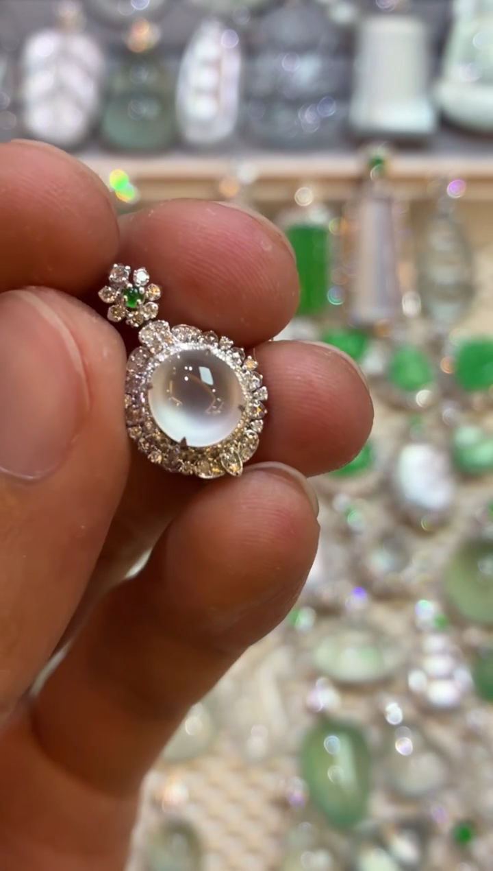 吊坠(不含链)18K金镶嵌翡翠蛋面