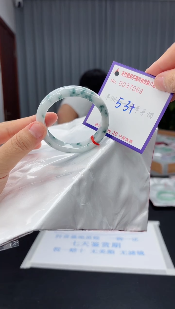 翡翠手镯未镶嵌1