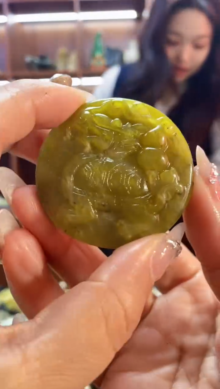 未镶嵌蛇纹石玉吊坠   