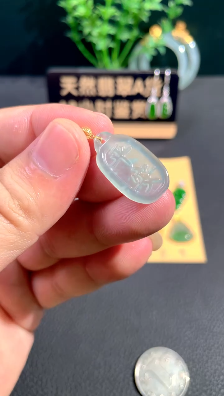 颈饰18K金镶嵌翡翠翡翠