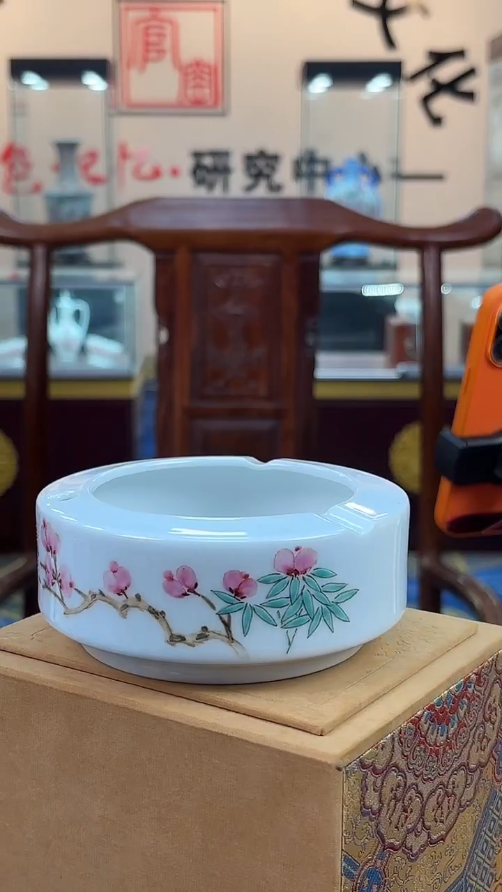 摆件瓷釉上彩翠竹红梅烟缸
