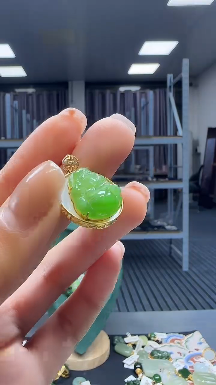 18K金镶嵌和田玉挂件1