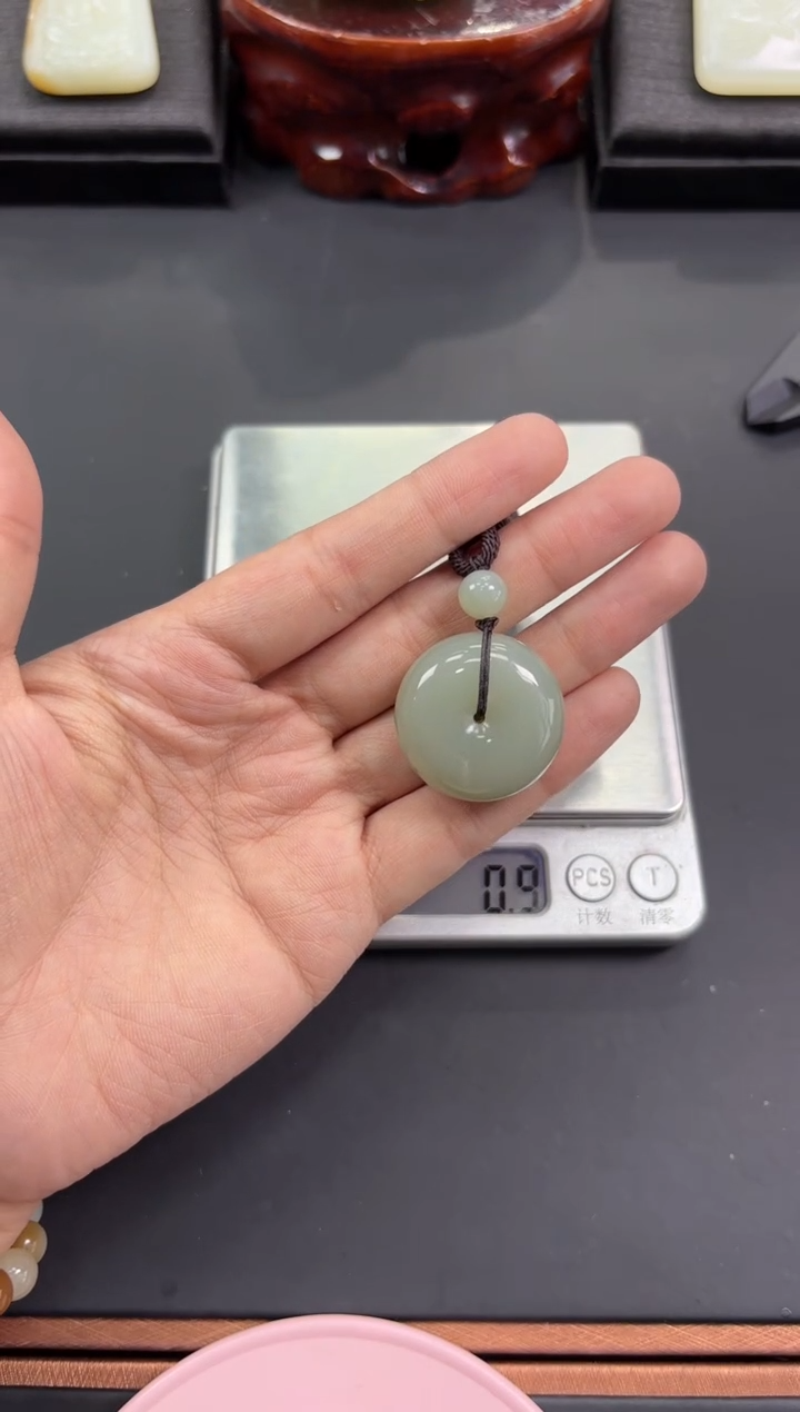 【闪购商品】和田玉吊坠(赠链)未镶嵌且末微色差近矿吊坠