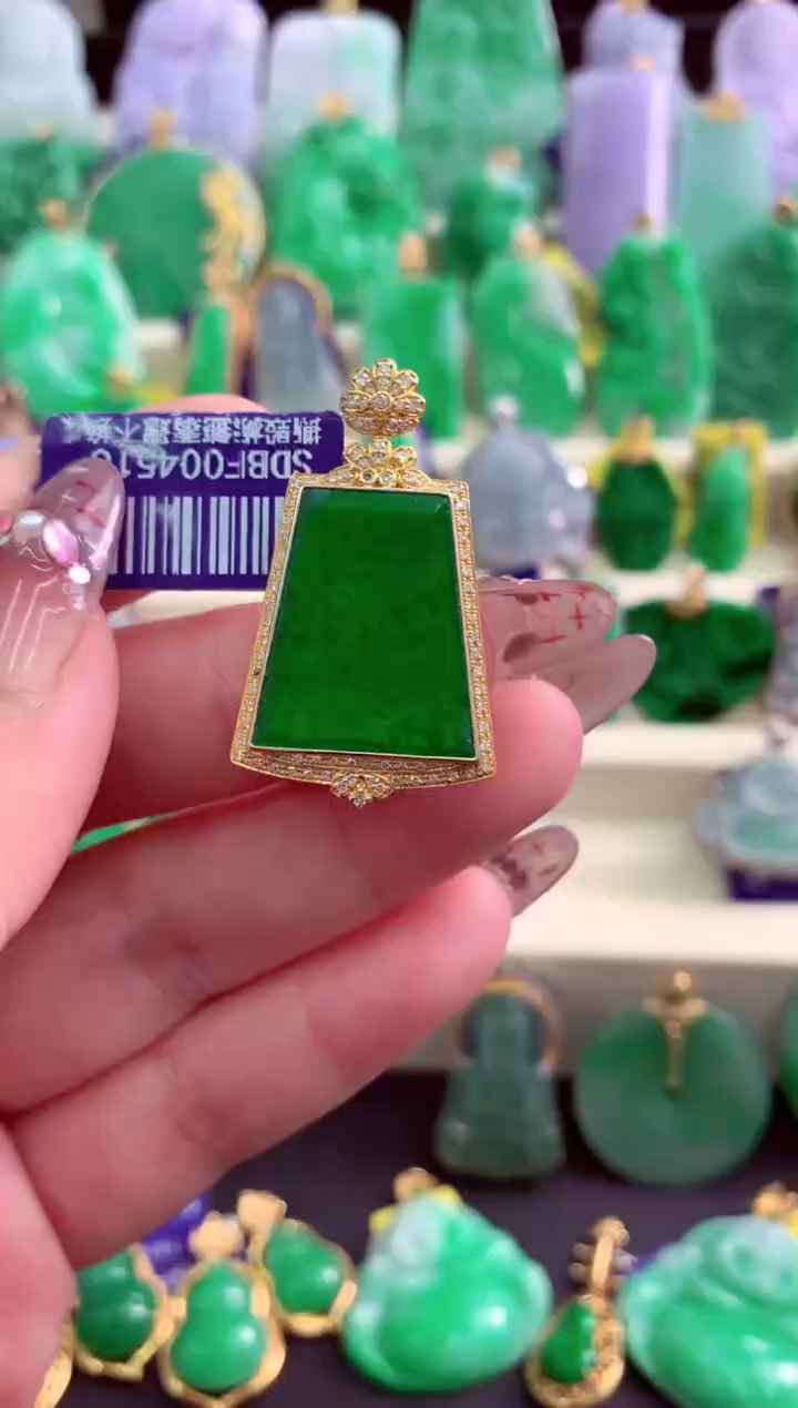 翡翠18K金镶嵌颈饰挂件
