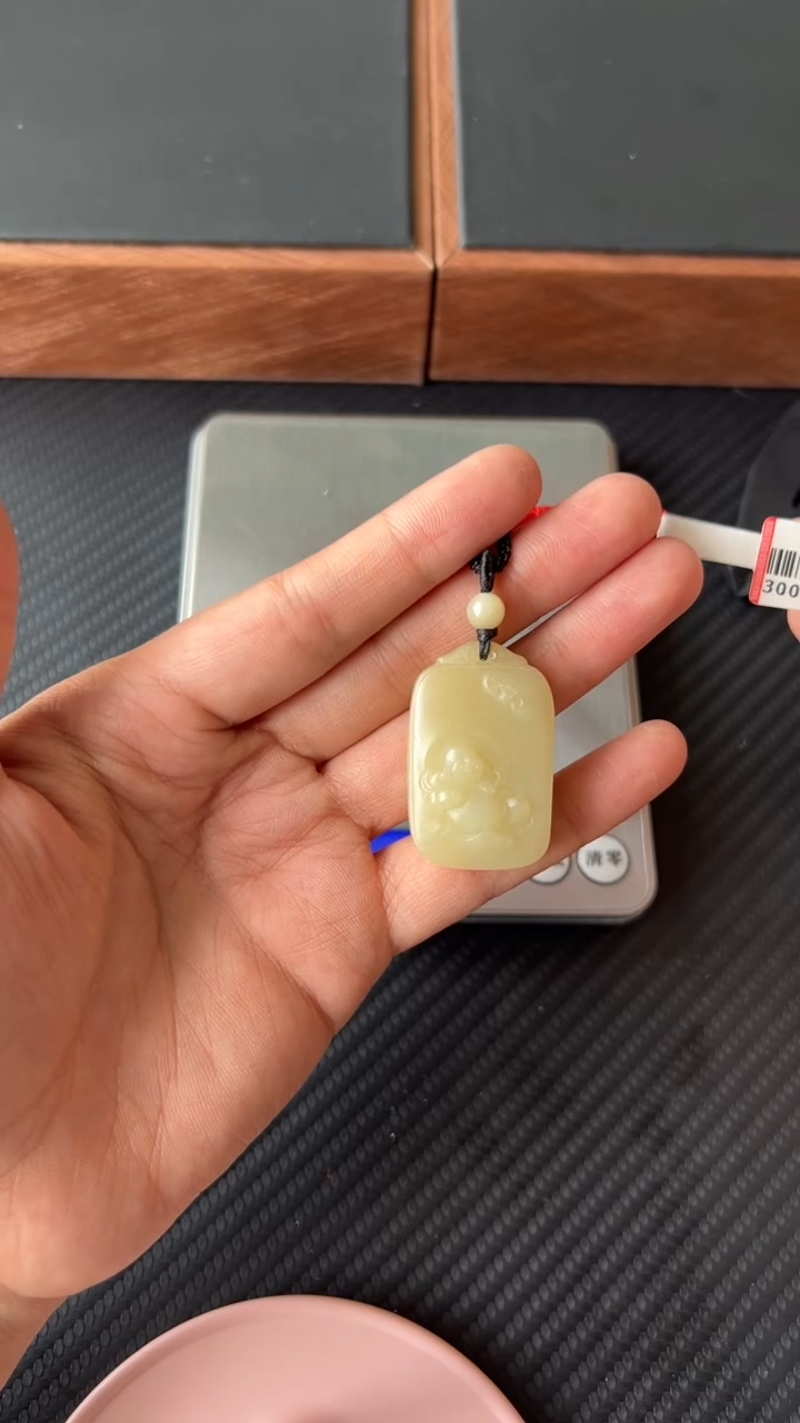 【闪购商品】和田玉吊坠(赠链)未镶嵌且末微色差迪克兰二细