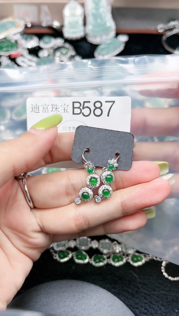 【闪购商品】翡翠颈饰未镶嵌587赠皮绳