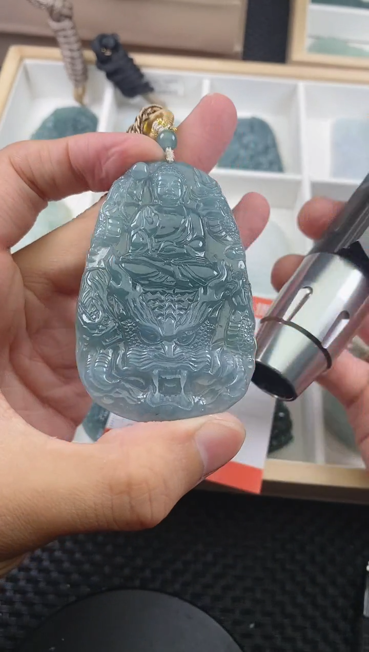 翡翠未镶嵌颈饰 