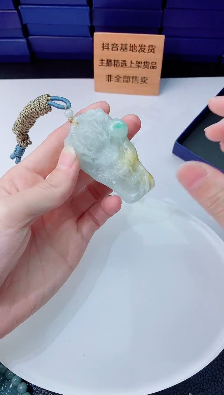 翡翠未镶嵌颈饰   `