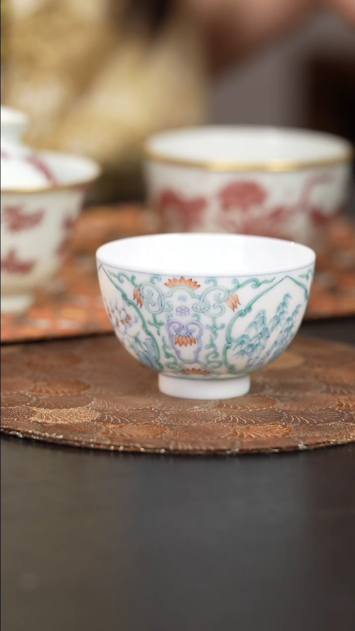 【闪购商品】杯问玉斗彩团菊杯