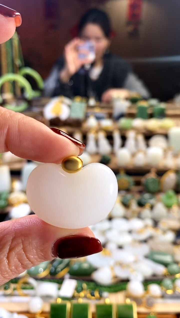 【闪购商品】和田玉吊坠18K金镶嵌。