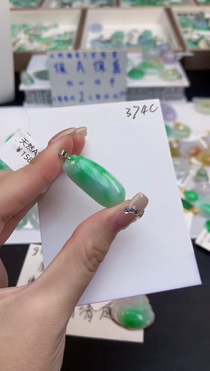 颈饰18K金镶嵌翡翠天然缅甸a货翡翠