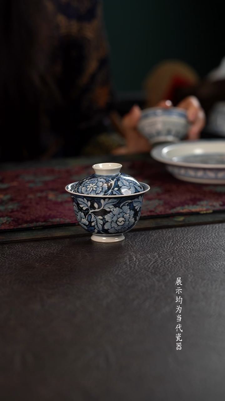 雲山敬古蓝地金牡丹小盖碗