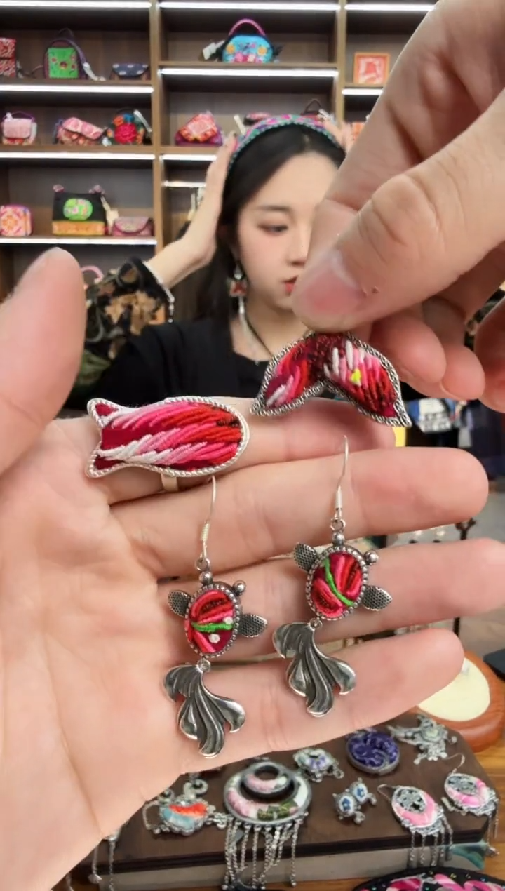 【闪购商品】织绣85蒙阿苏苗绣传承