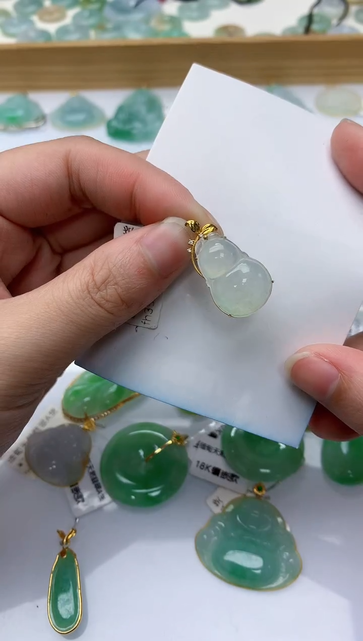 颈饰18K金镶嵌翡翠天然A货