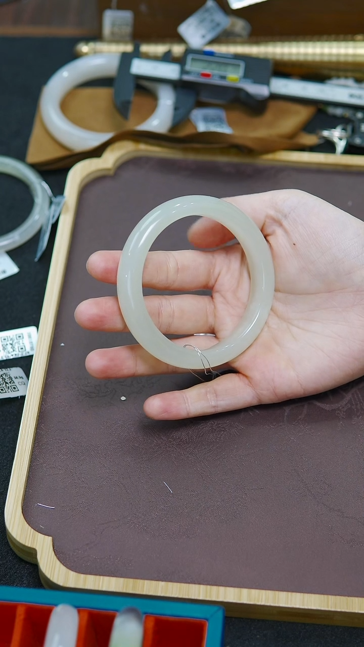 未镶嵌手镯和田玉56-57圈口正装冰晴水