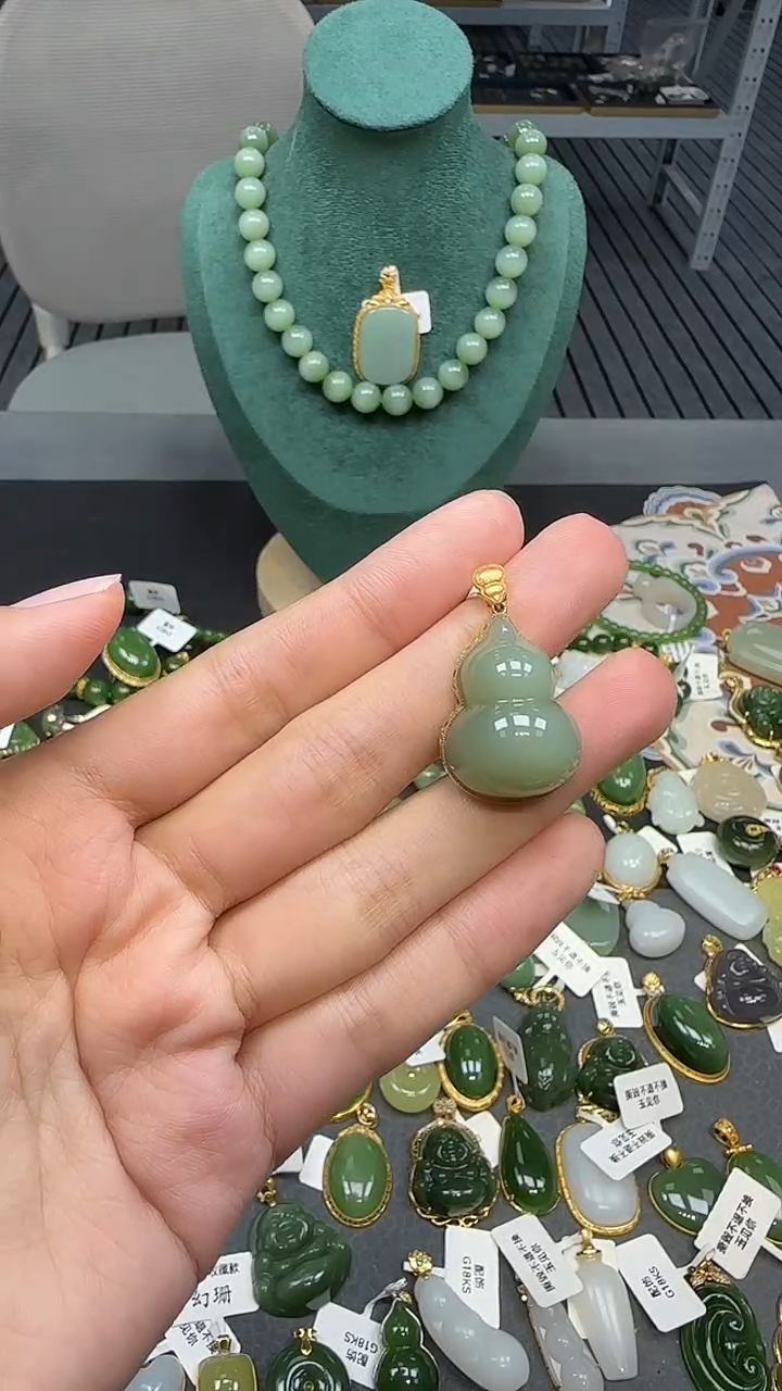 18K金镶嵌和田玉挂件1